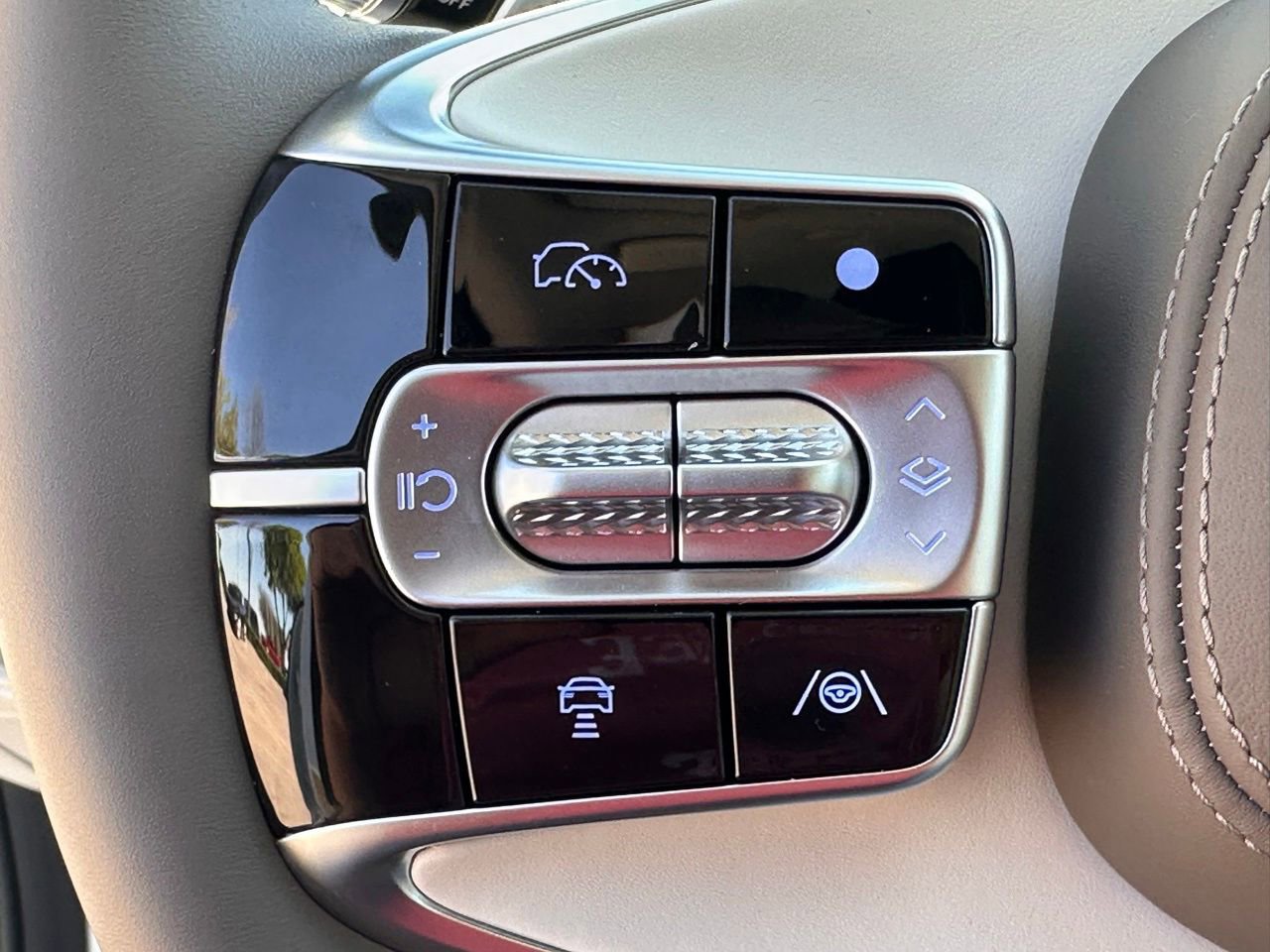 Used 2025 Genesis G90 3.5T image 28