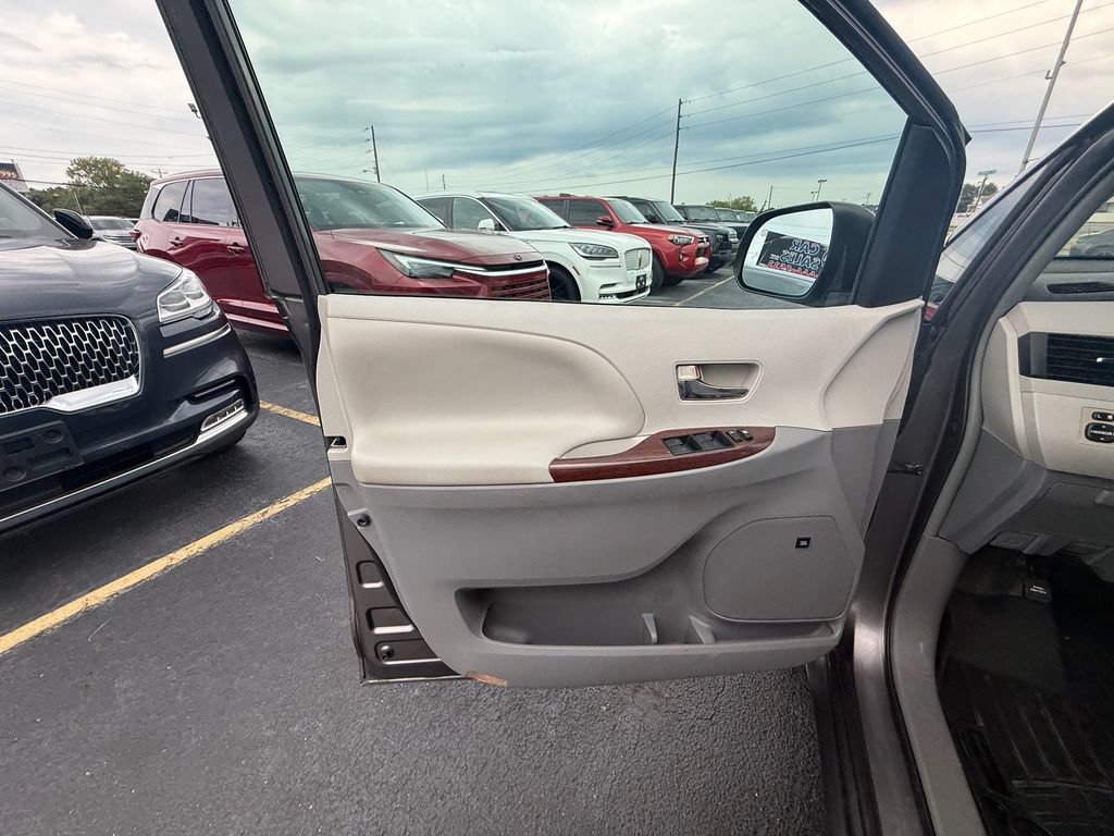 Used 2014 Toyota Sienna XLE w/ XLE Premium Package FWD image 11