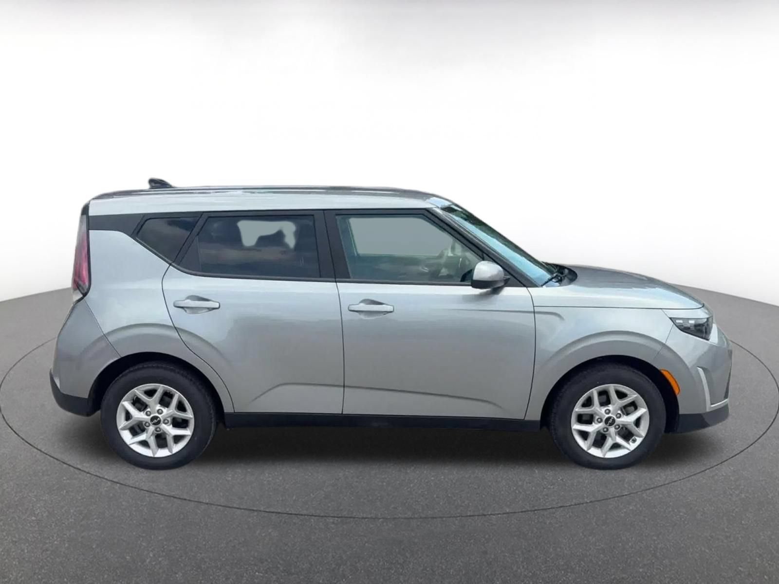 Used 2025 Kia Soul LX w/ LX Technology Package FWD image 15