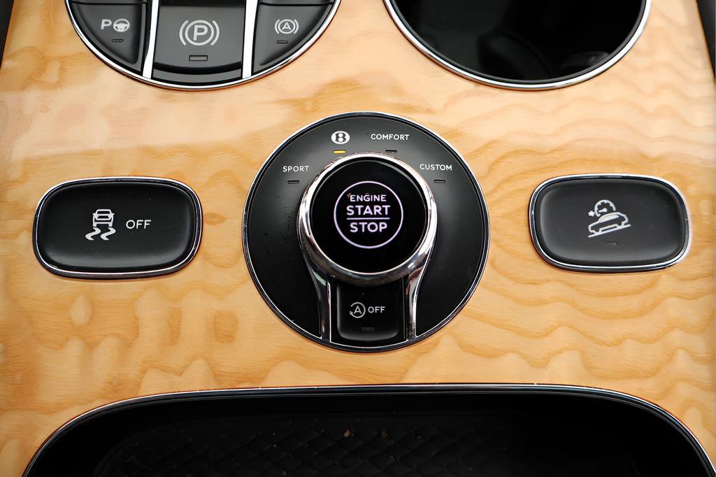 Used 2022 Bentley Bentayga AWD/4WD image 31