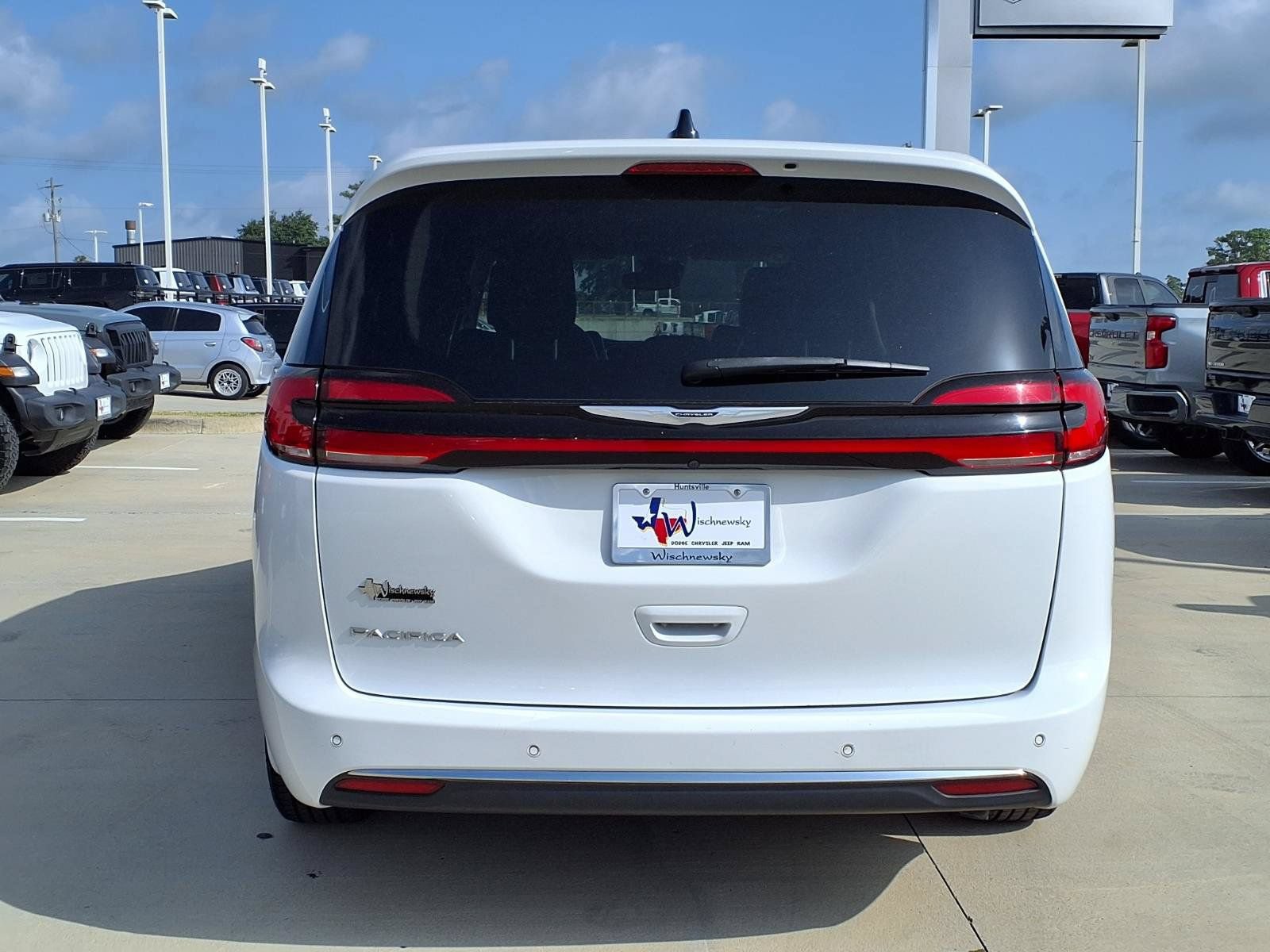 Used 2024 Chrysler Pacifica Touring-L FWD image 7