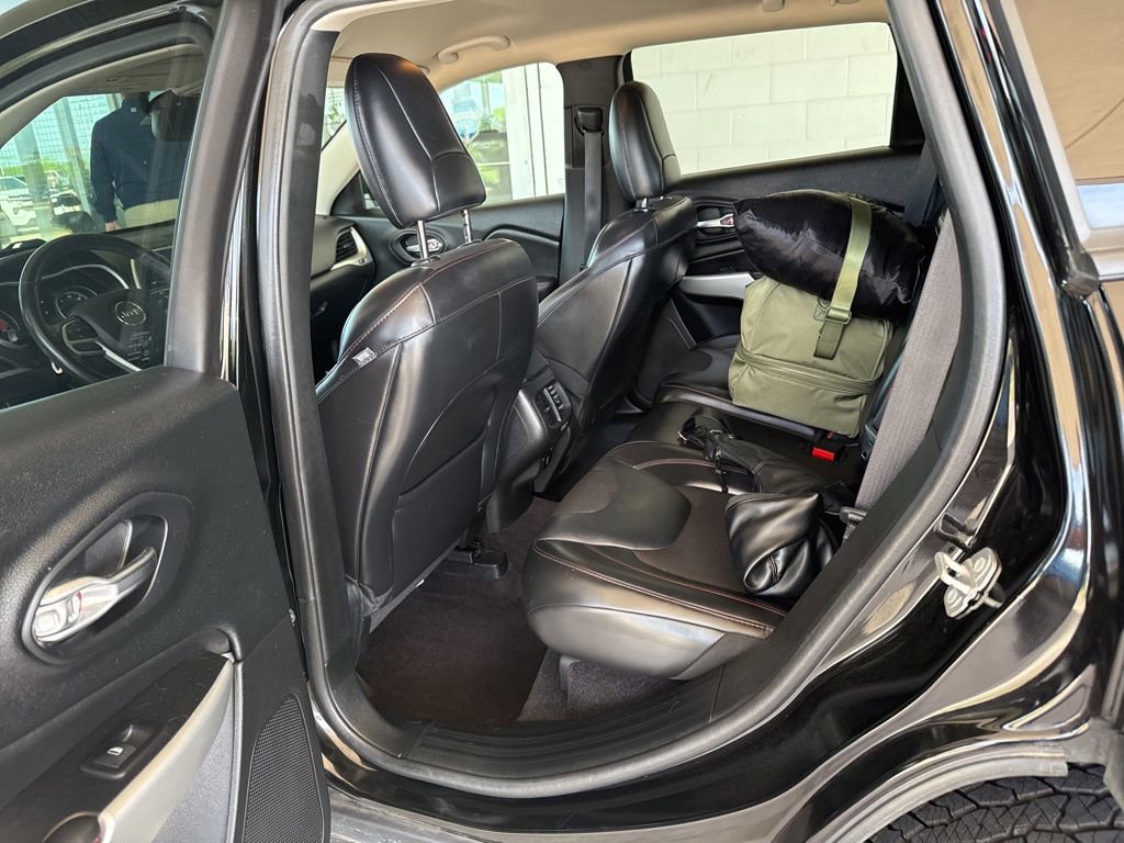 Used 2017 Jeep Cherokee Trailhawk image 9