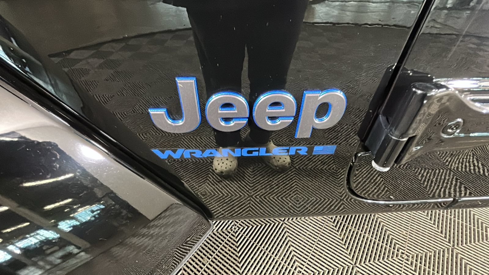 Used 2024 Jeep Wrangler Unlimited w/ Convenience Group AWD/4WD image 11