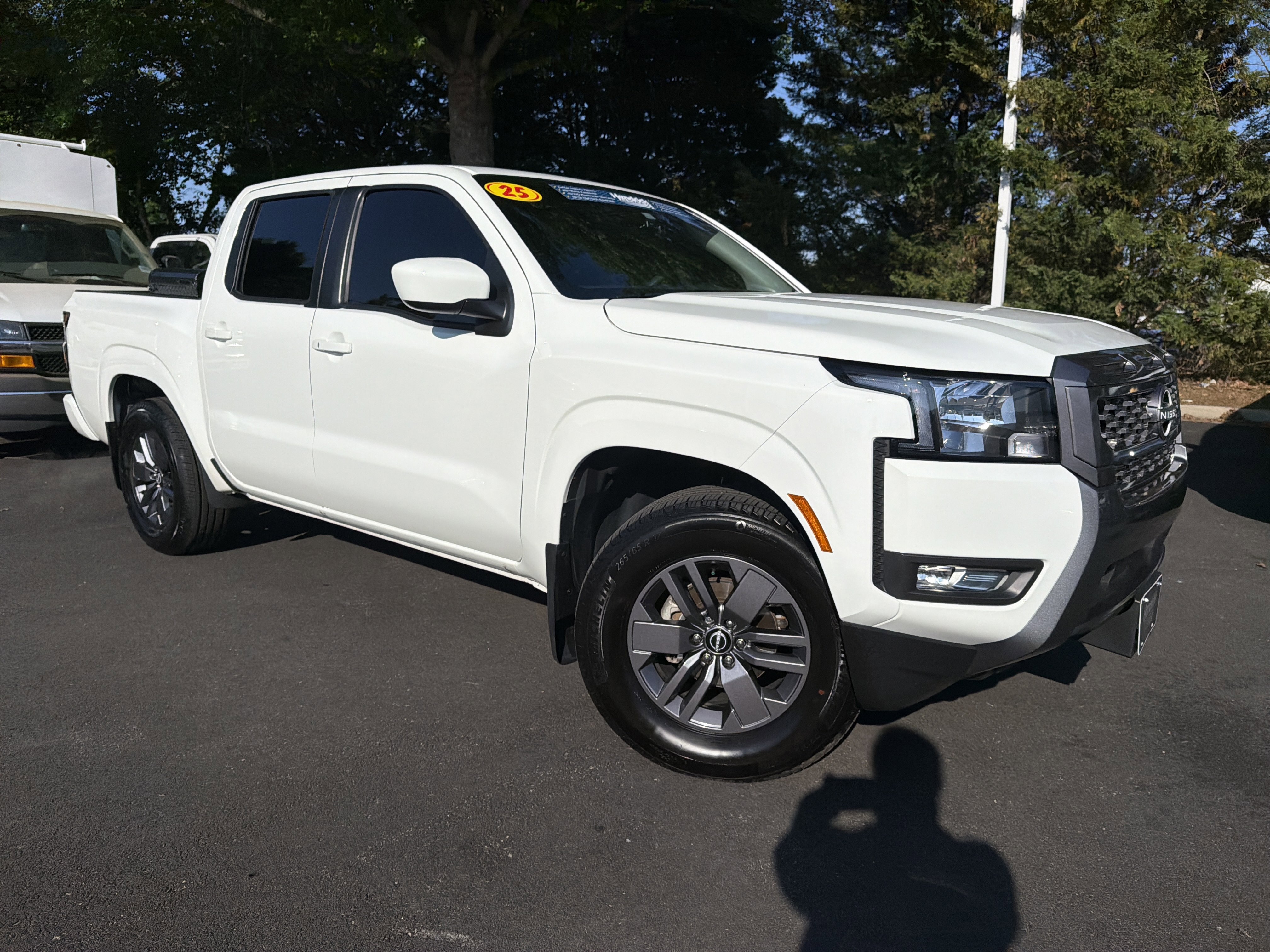 Used 2025 Nissan Frontier SV w/ SV Convenience Package RWD image 2