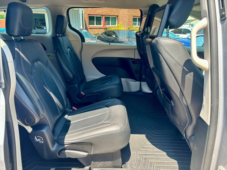 Used 2020 Chrysler Pacifica Touring-L Plus FWD image 16
