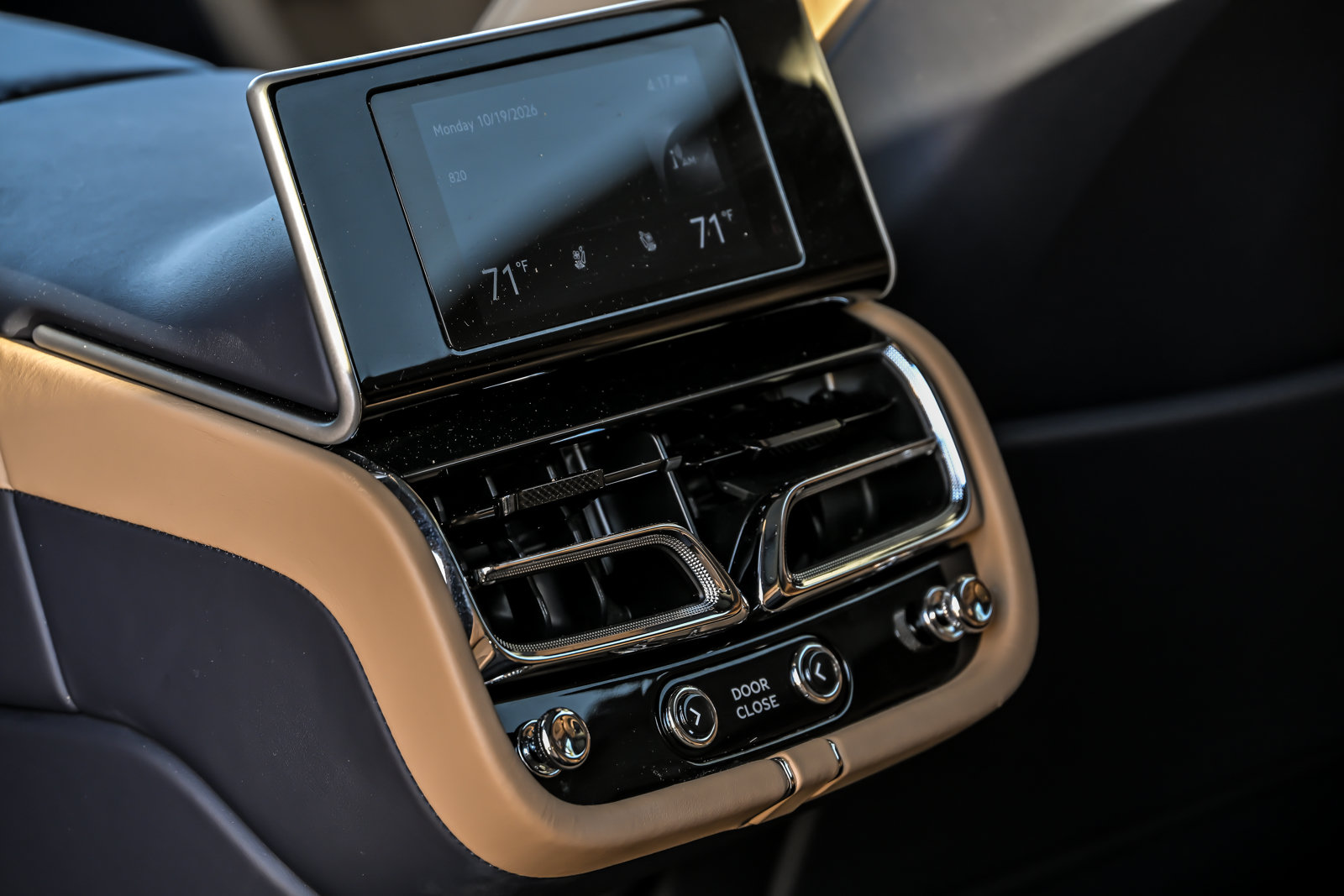 Certified 2023 Bentley Bentayga Extended Wheelbase AWD/4WD image 33