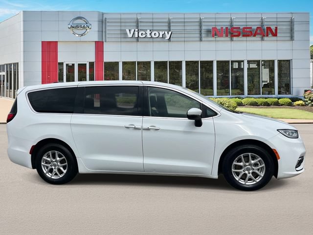 Used 2023 Chrysler Pacifica Touring-L FWD image 2
