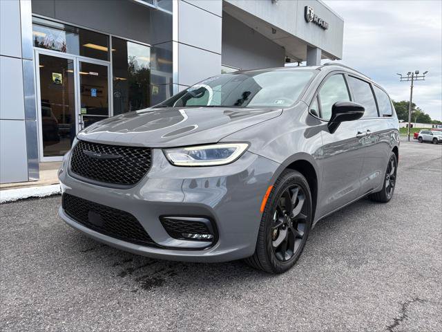 Certified 2025 Chrysler Pacifica Limited FWD image 4