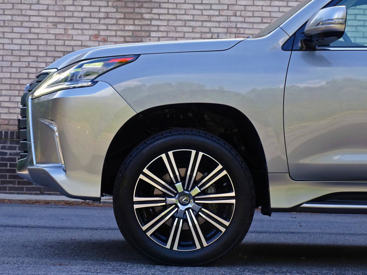 Used 2019 Lexus LX 570 4WD w/ Luxury Package image 11