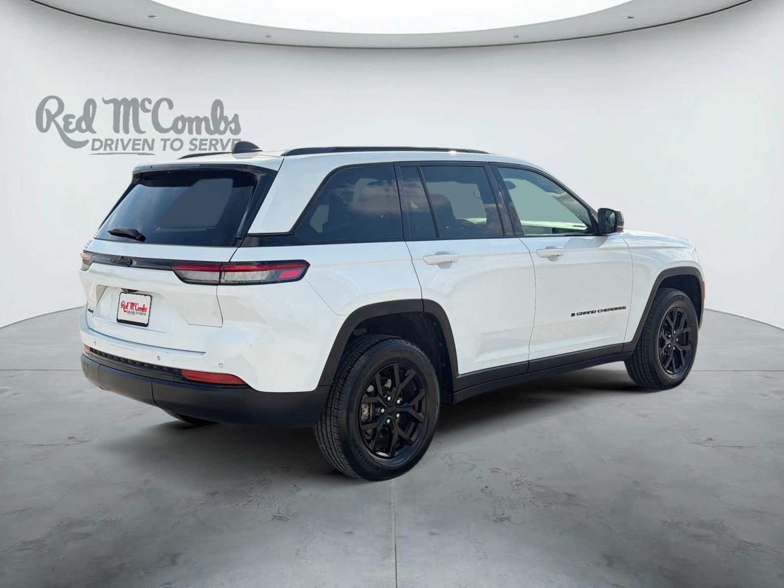 Used 2025 Jeep Grand Cherokee Altitude AWD/4WD image 5