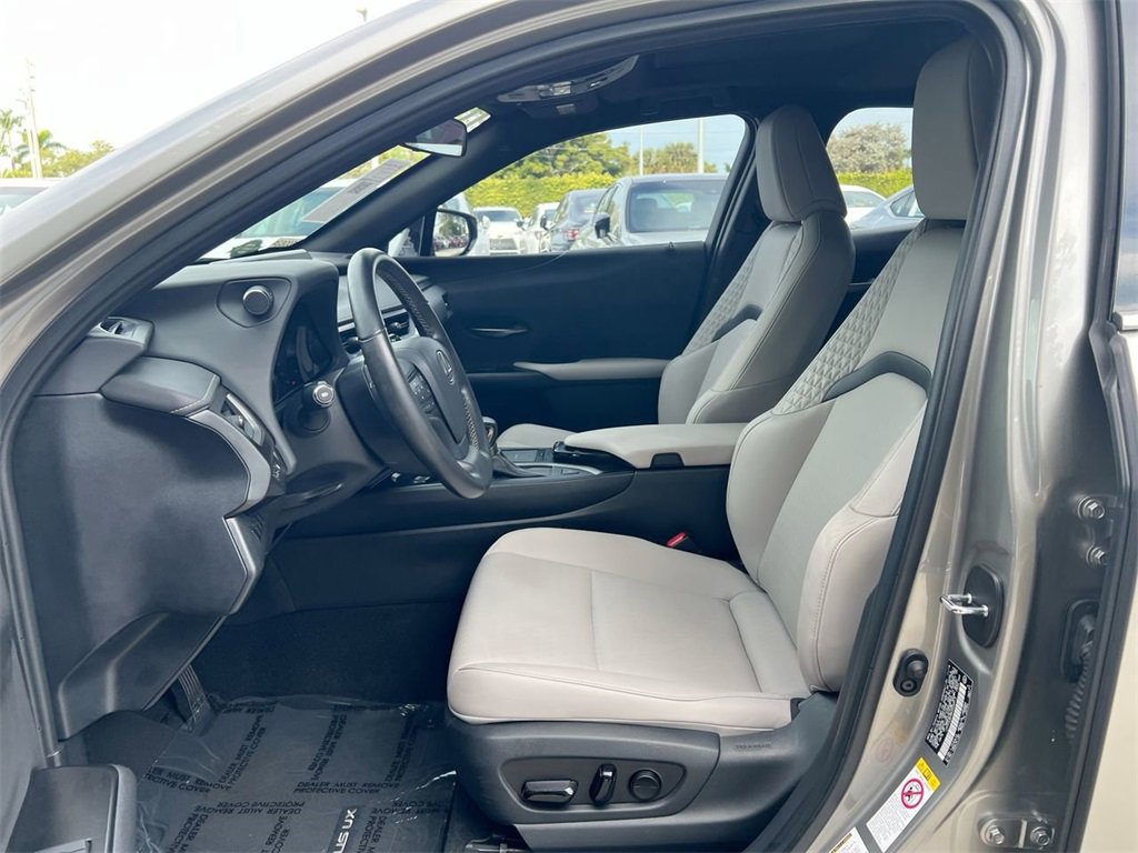 Used 2019 Lexus UX 200 image 12