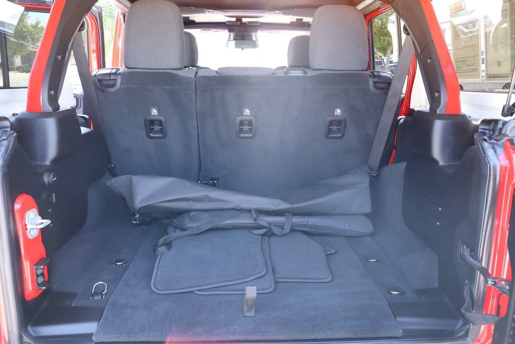 Used 2025 Jeep Wrangler Unlimited Rubicon w/ Convenience Group AWD/4WD image 37