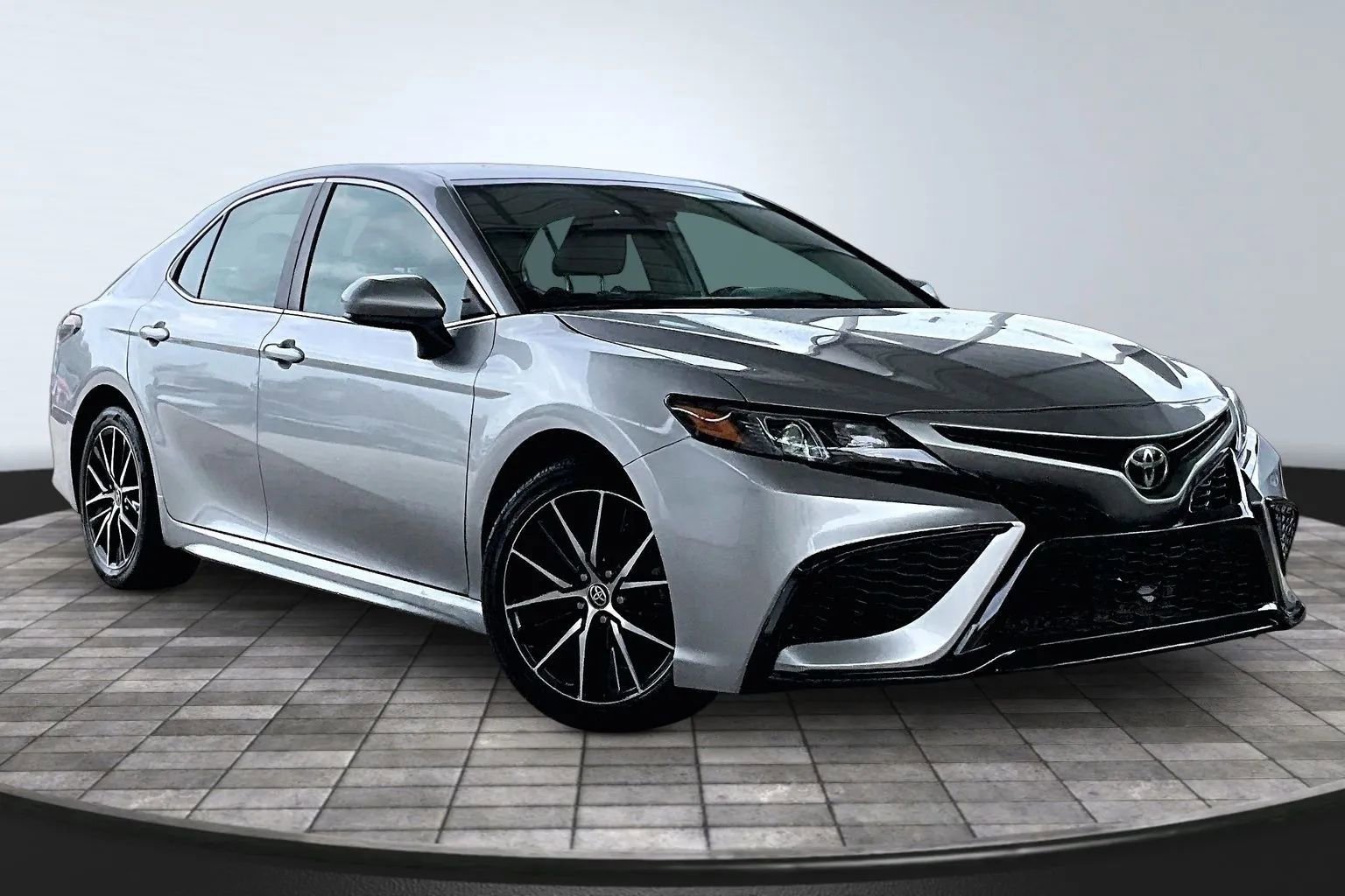 Used 2021 Toyota Camry SE FWD image 3