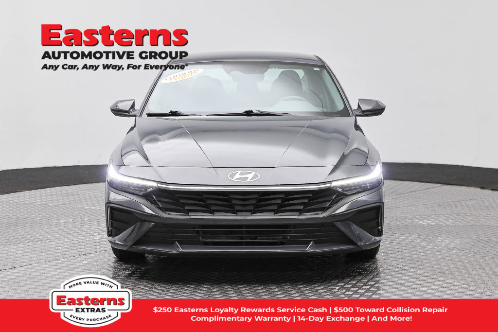 Used 2025 Hyundai Elantra Hybrid FWD image 3