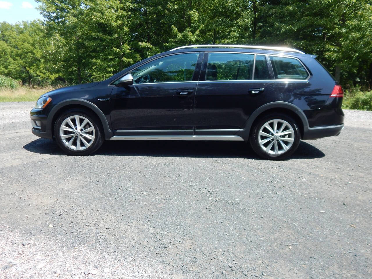 Used 2017 Volkswagen Golf Alltrack AWD/4WD image 2