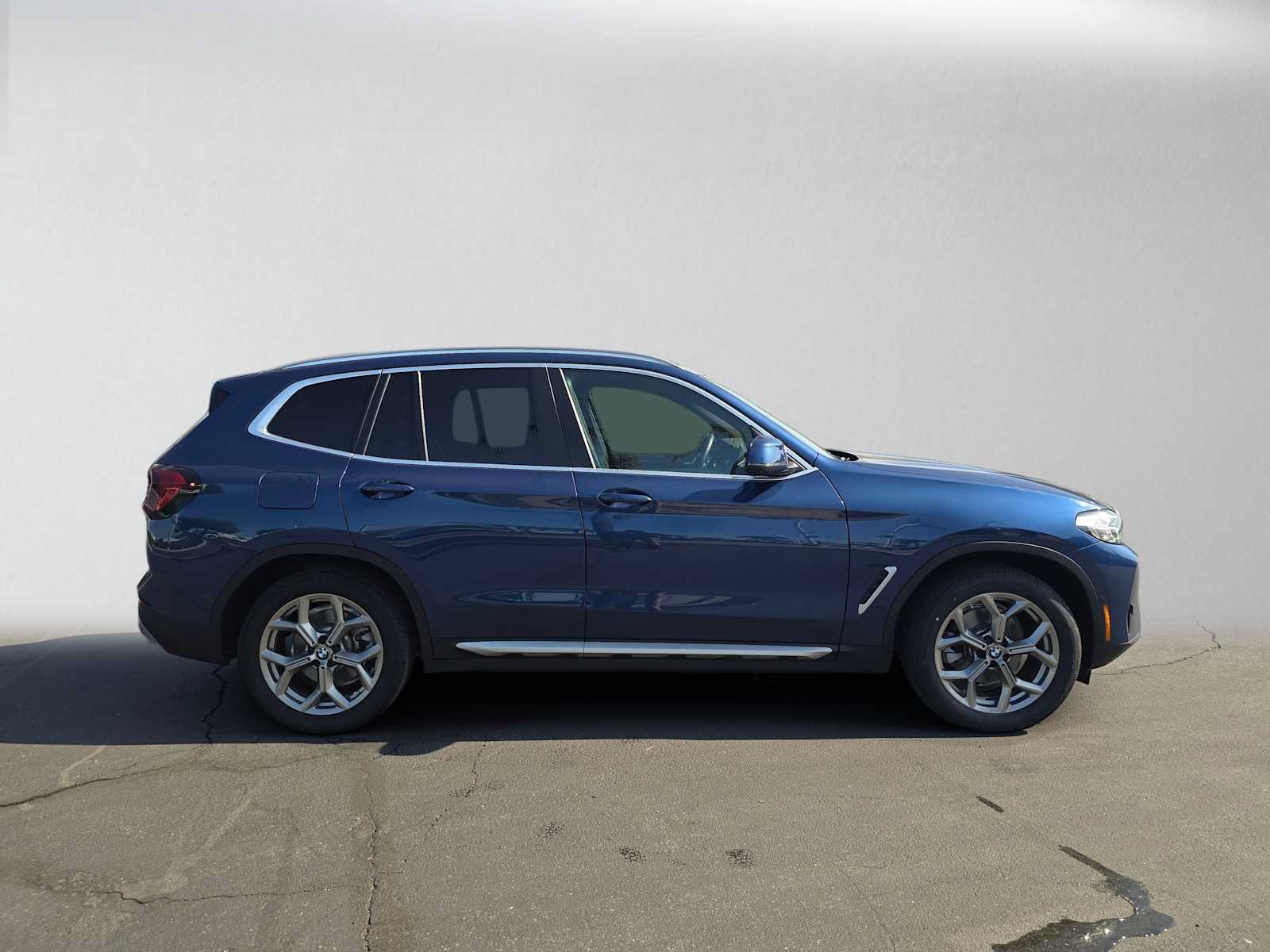 Used 2024 BMW X3 xDrive30i w/ Premium Package AWD/4WD image 2