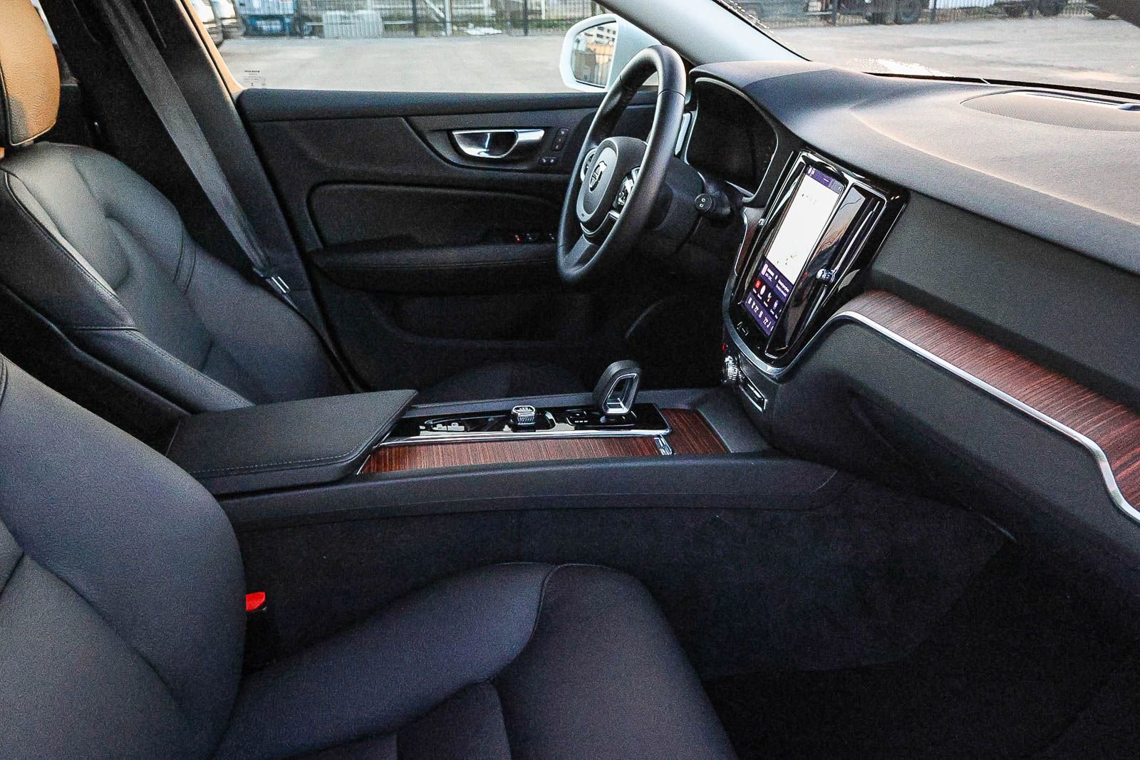 Used 2025 Volvo V60 B5 Cross Country Plus image 17