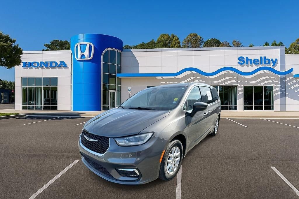 Used 2023 Chrysler Pacifica Touring-L image 4