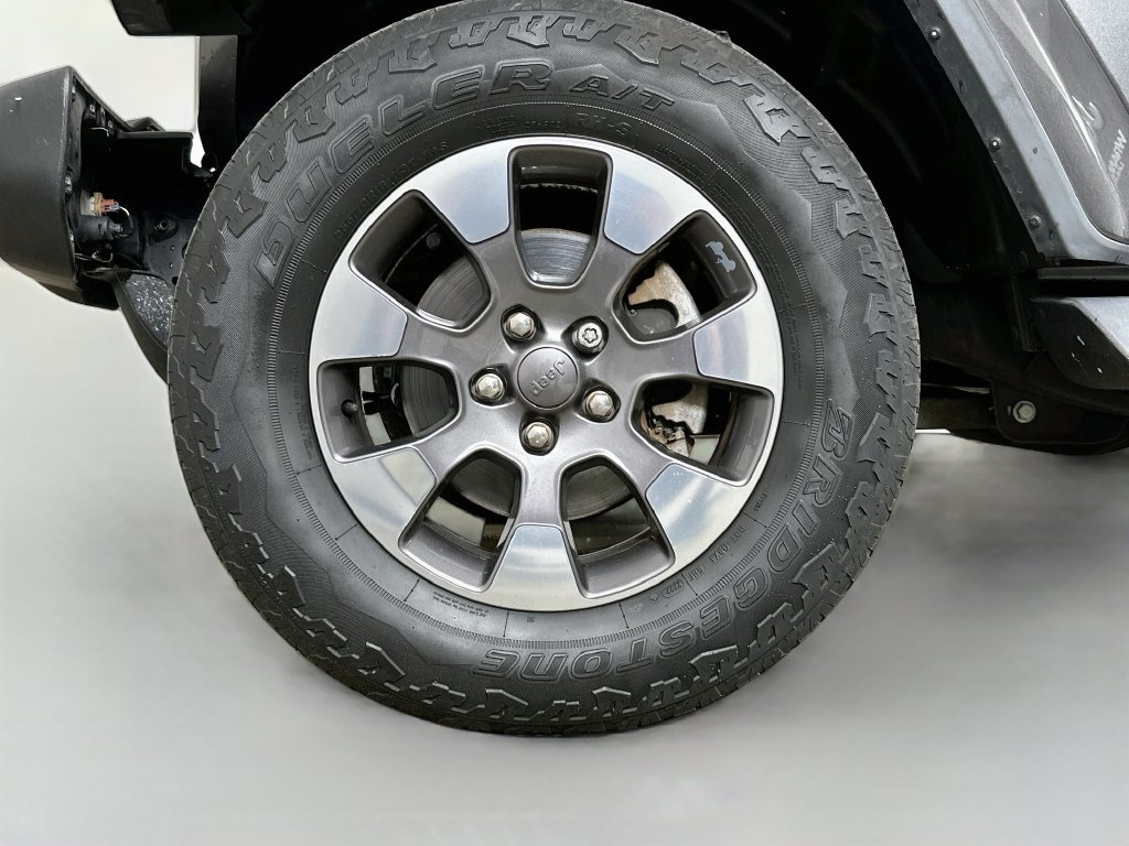 Used 2018 Jeep Wrangler Unlimited Sahara AWD/4WD image 37