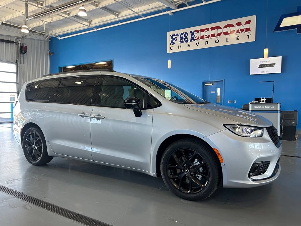 New 2026 Chrysler Pacifica Select w/ S Appearance Package