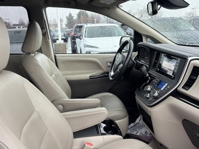 Used 2020 Toyota Sienna XLE w/ XLE Navigation Package image 14