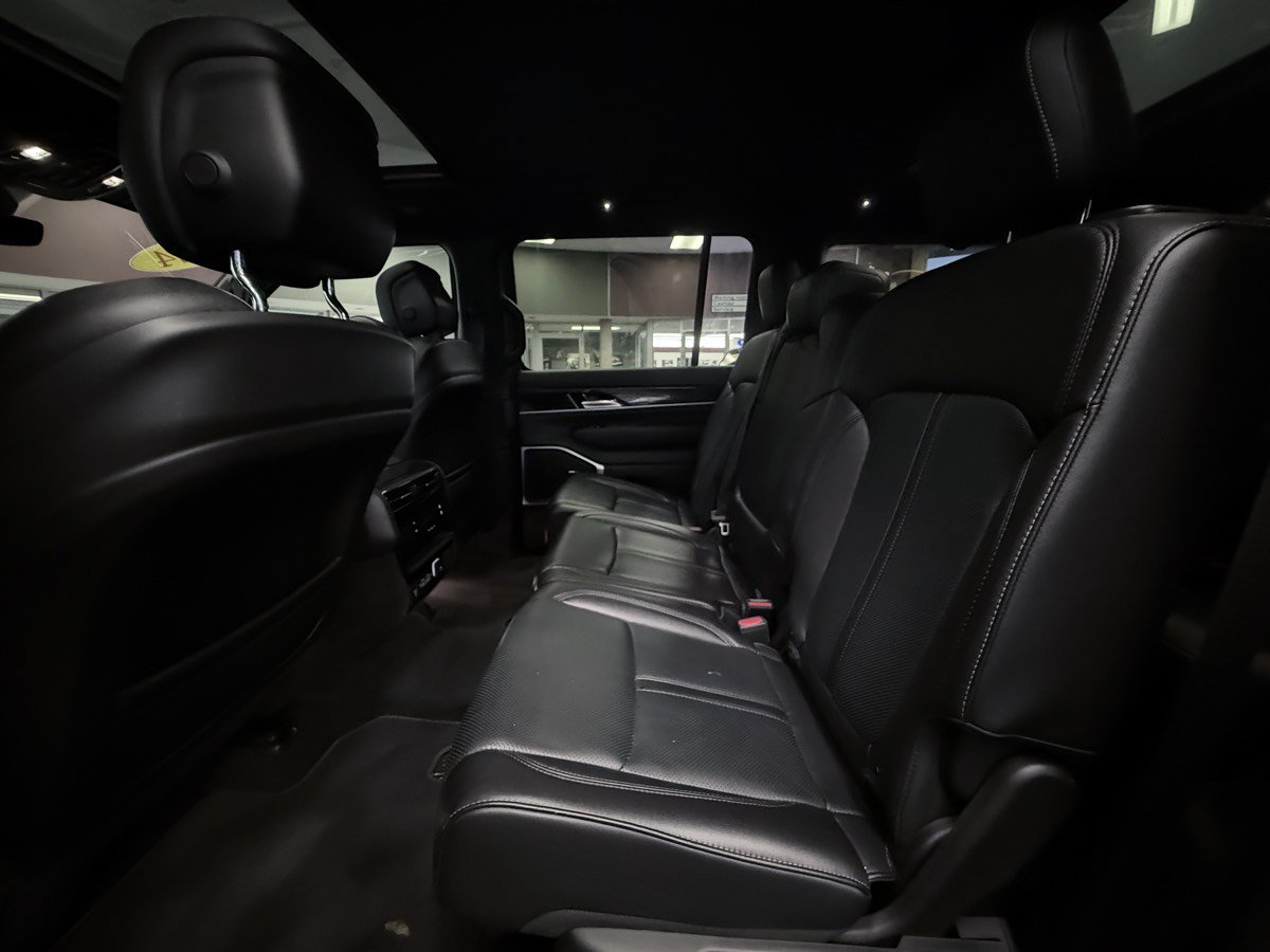 Used 2024 Jeep Wagoneer 4WD w/ Premium Group I image 31