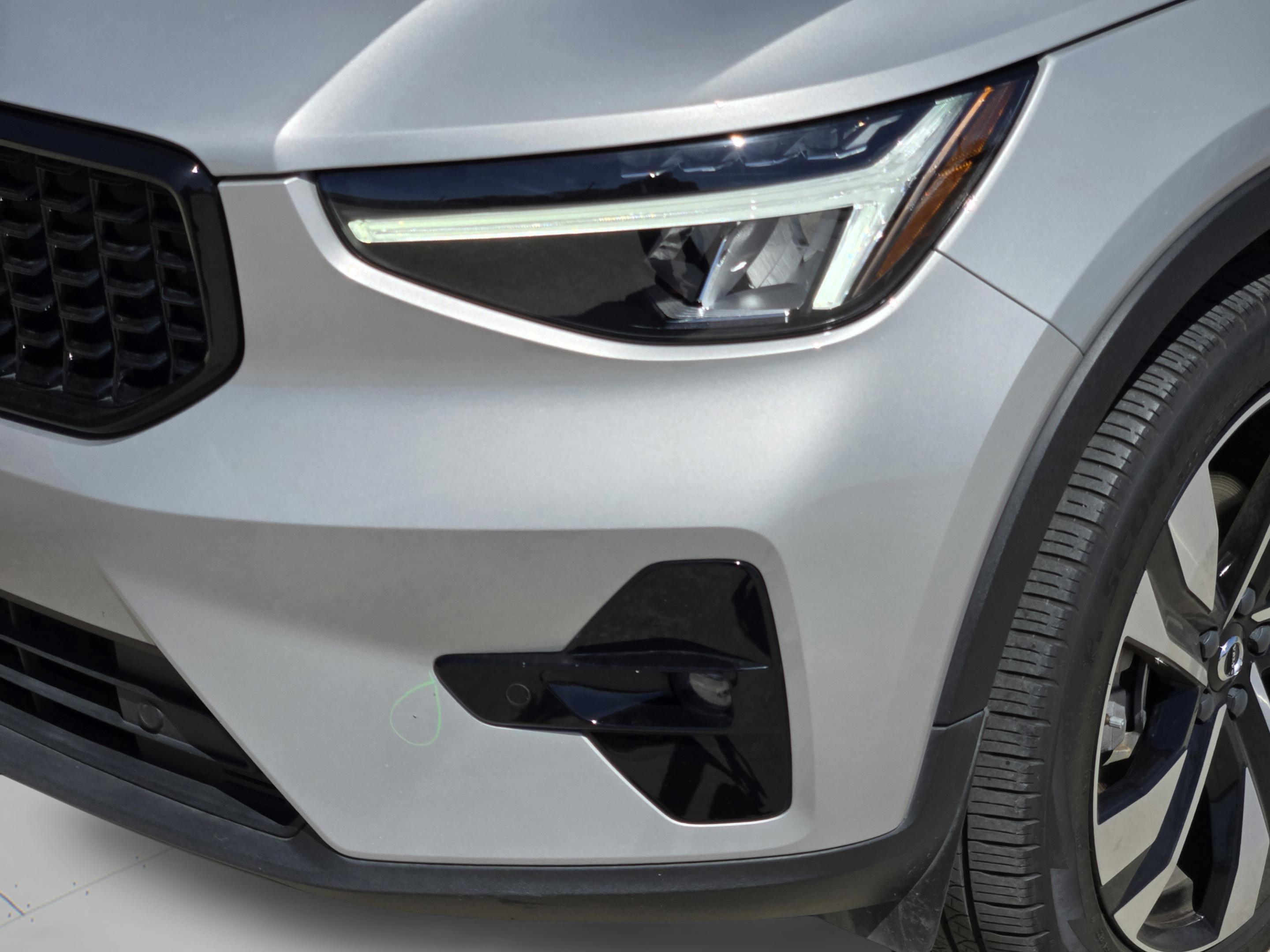 Used 2023 Volvo XC40 B5 Plus image 14