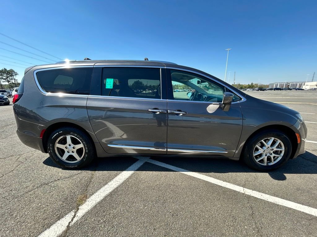 Used 2020 Chrysler Pacifica Touring-L FWD image 6
