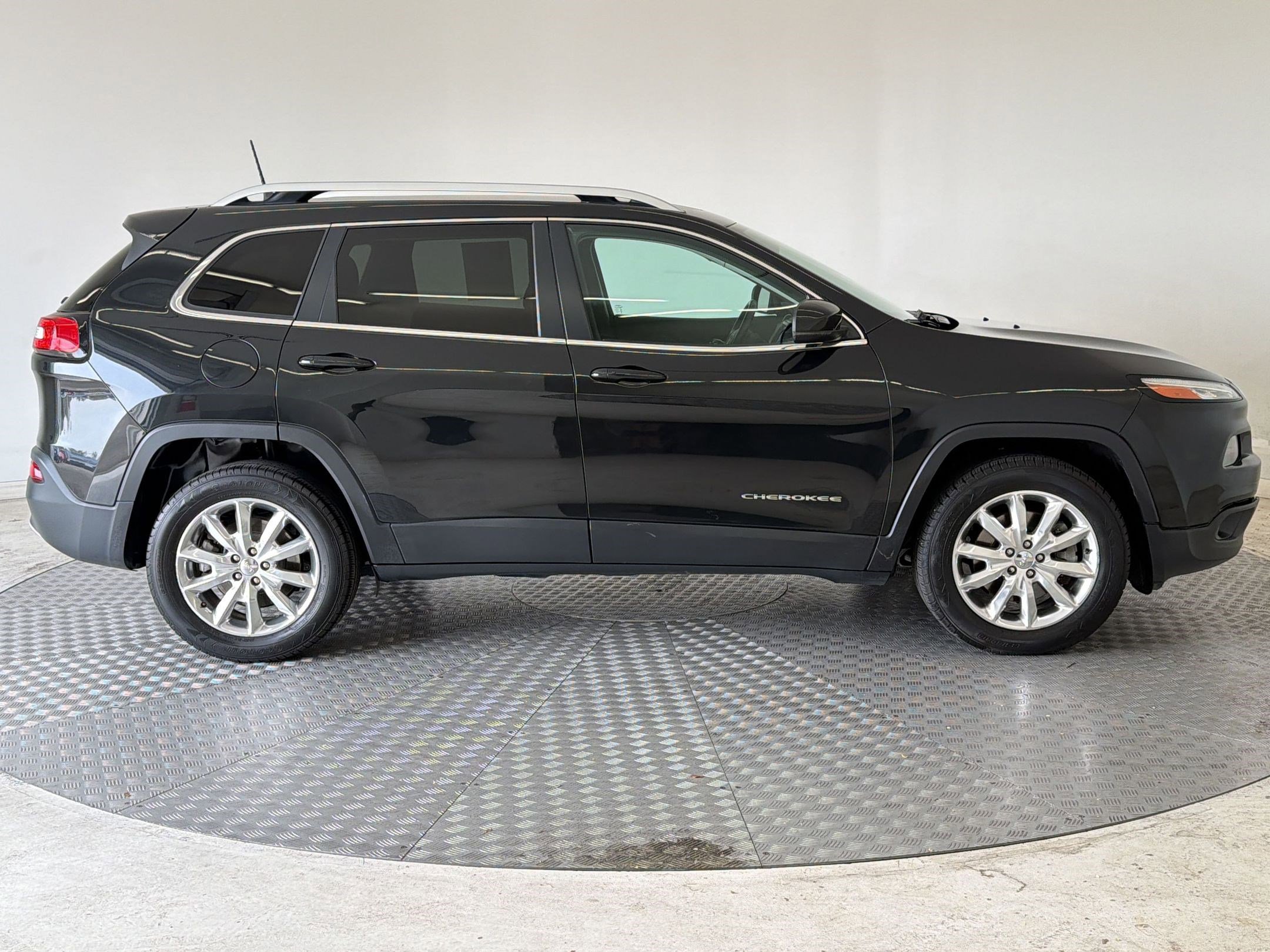 Used 2016 Jeep Cherokee Limited image 8