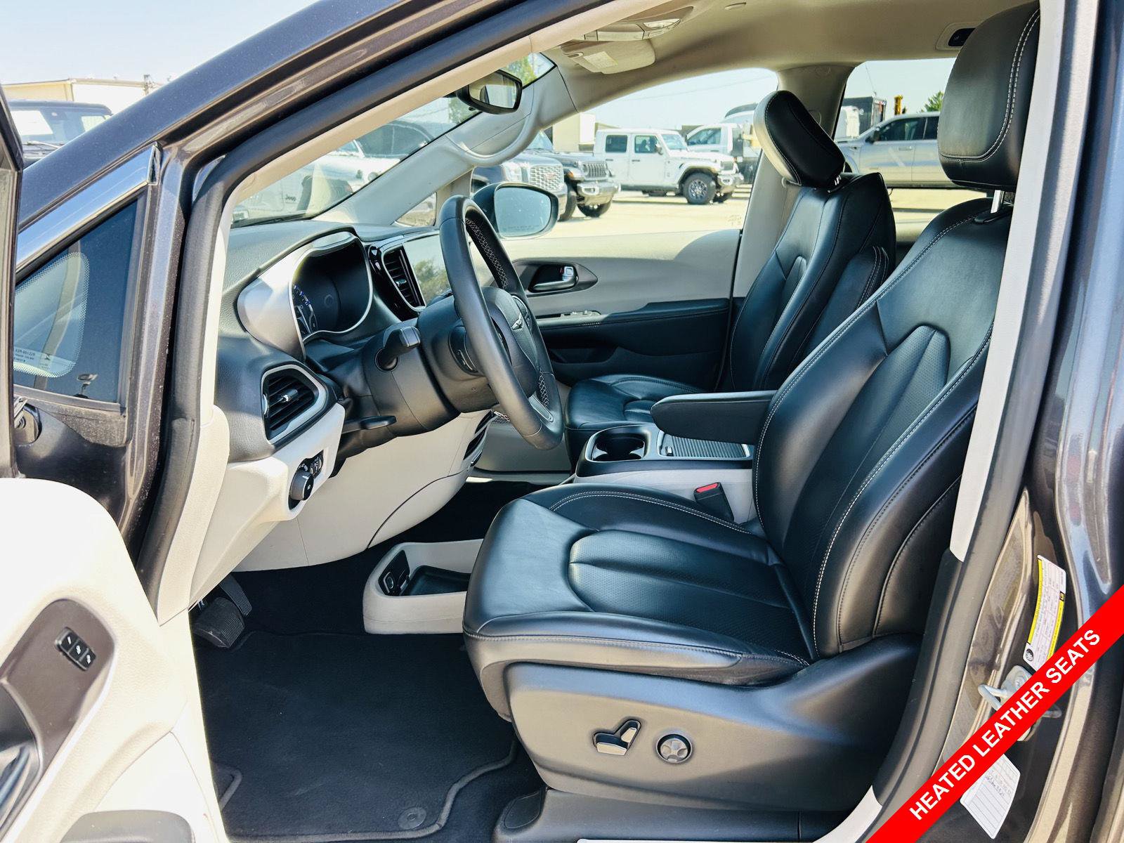 Used 2023 Chrysler Pacifica Touring-L FWD image 3
