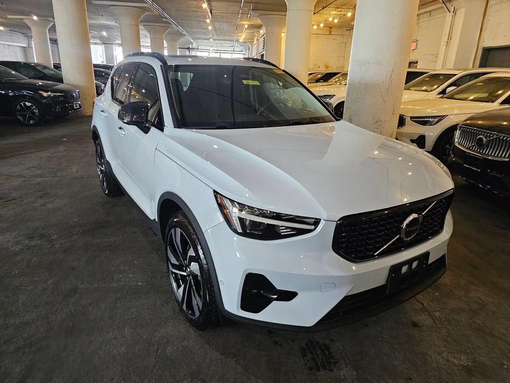 Certified 2025 Volvo XC40 B5 Ultra AWD/4WD image 5