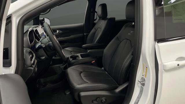 New 2026 Chrysler Pacifica Select image 9