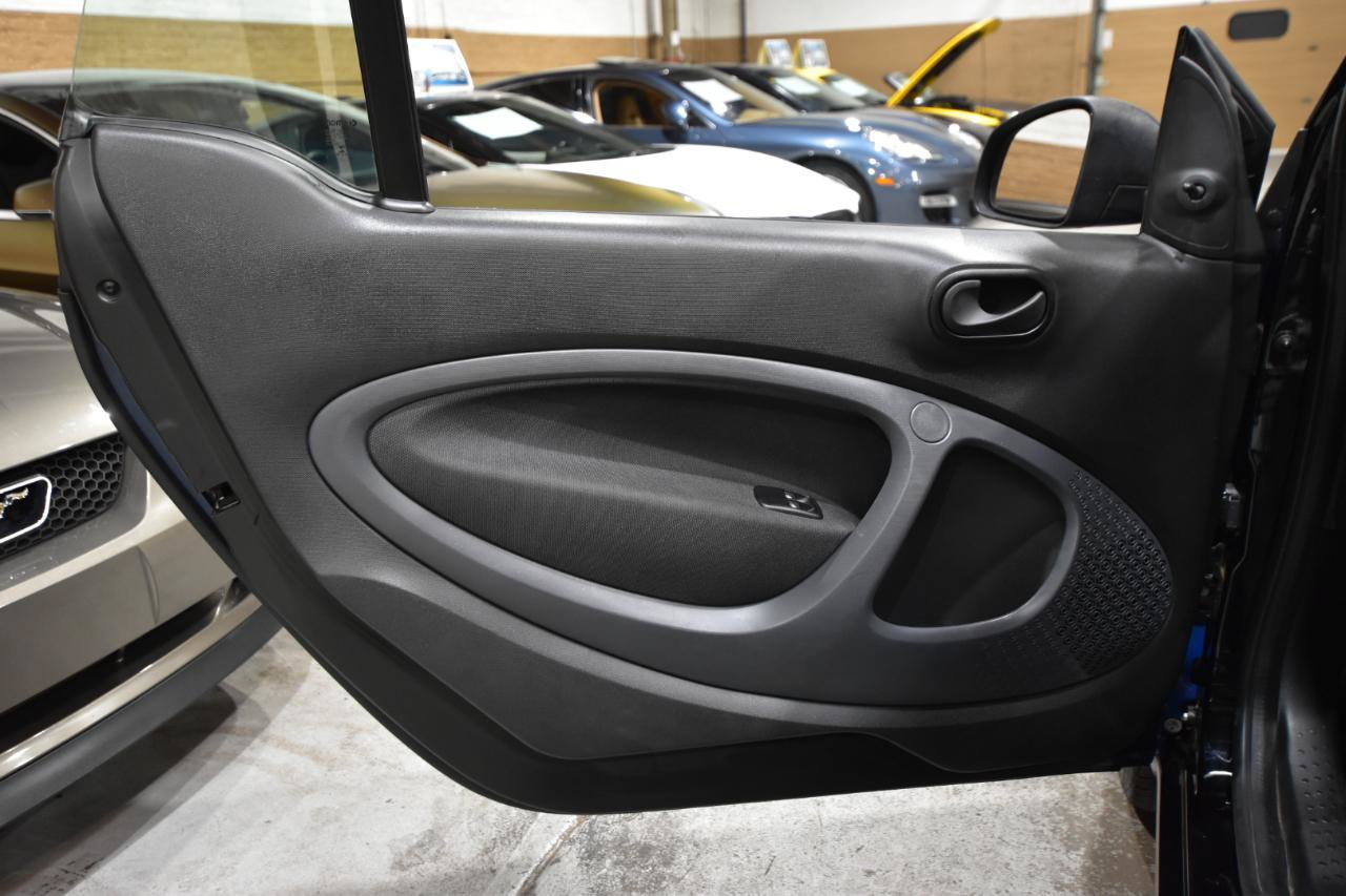 Used 2016 smart fortwo pure RWD image 7