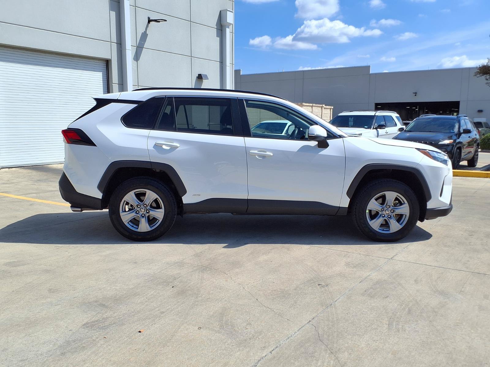 Used 2025 Toyota RAV4 XLE AWD/4WD image 4