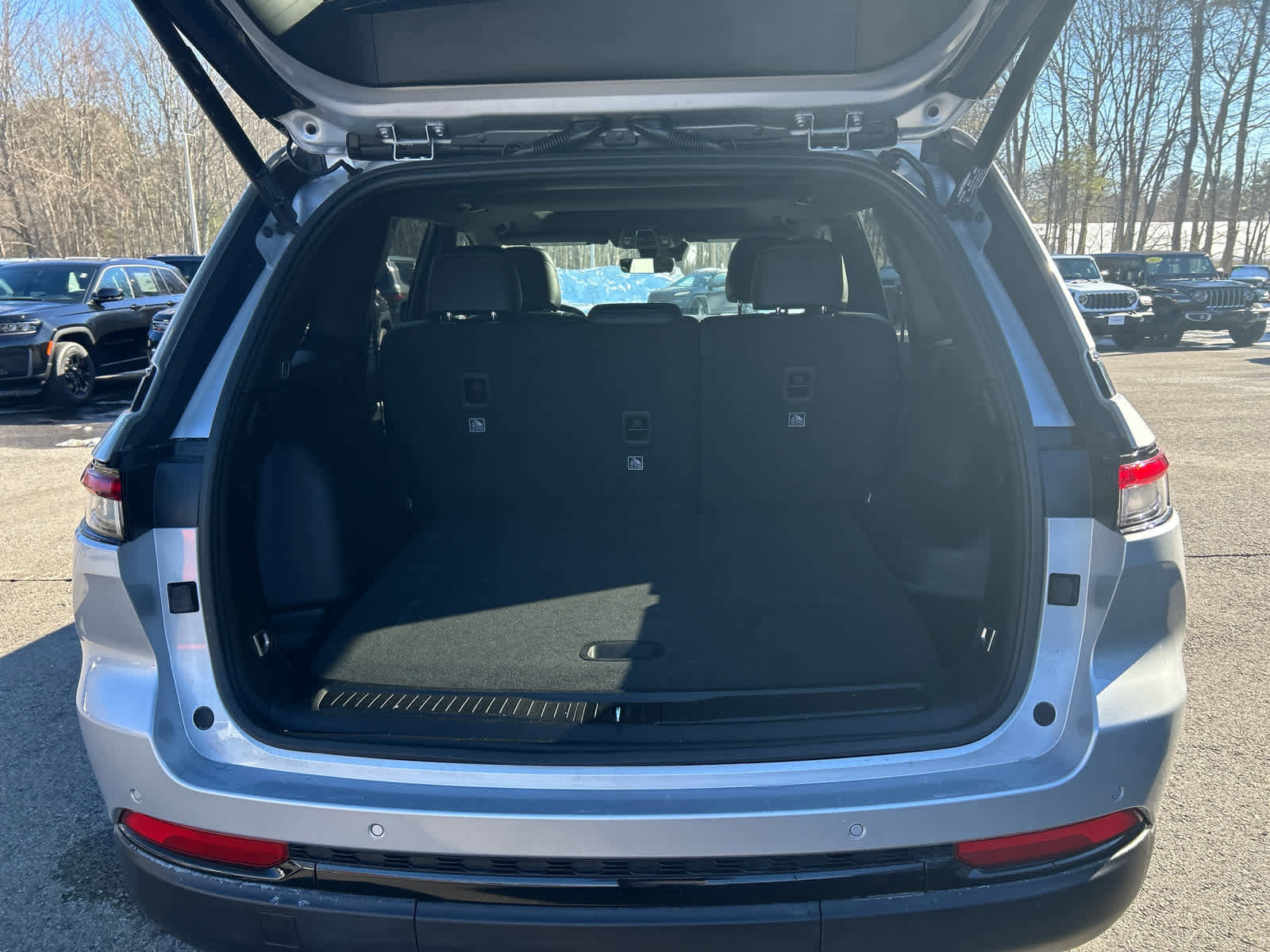 Used 2025 Jeep Grand Cherokee Altitude image 37