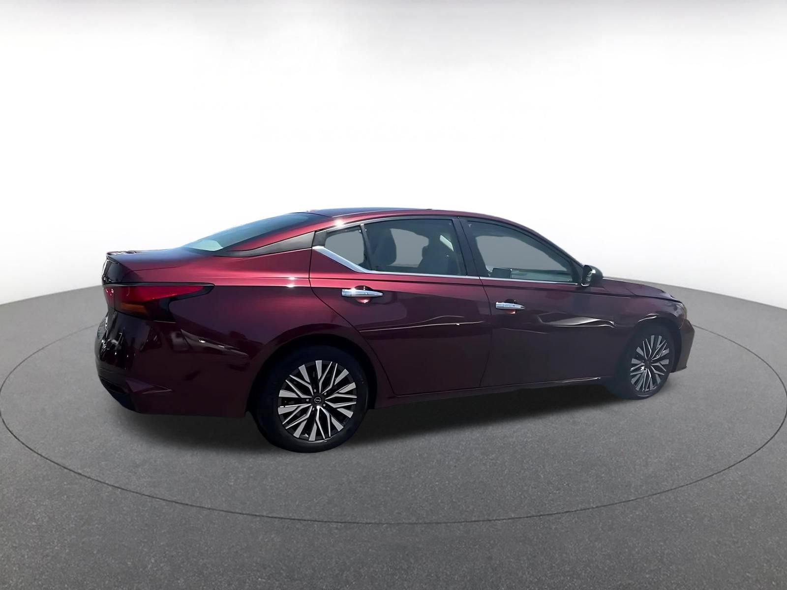 Used 2025 Nissan Altima 2.5 SV FWD image 14