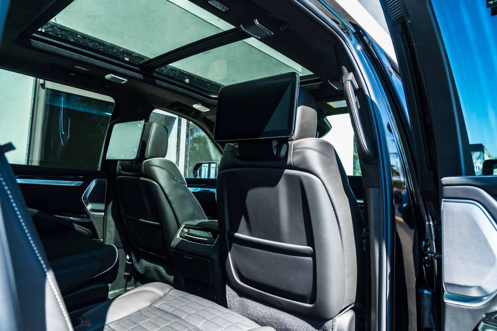 Used 2026 Cadillac Escalade ESV V w/ LPO, ONYX Package AWD/4WD image 27