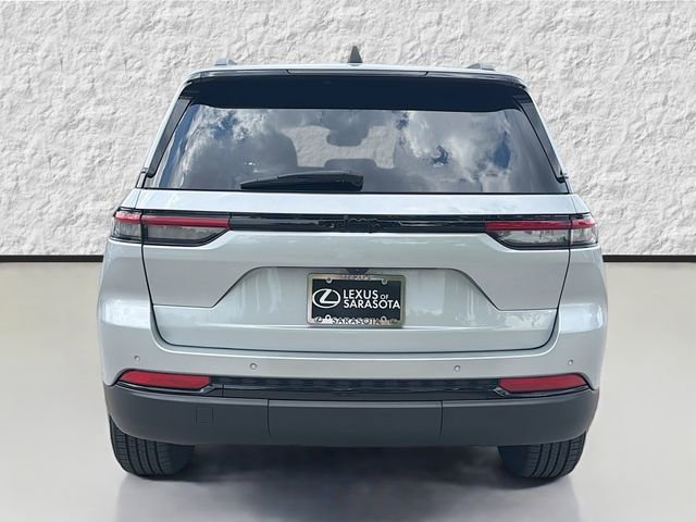 Used 2024 Jeep Grand Cherokee Altitude RWD image 4