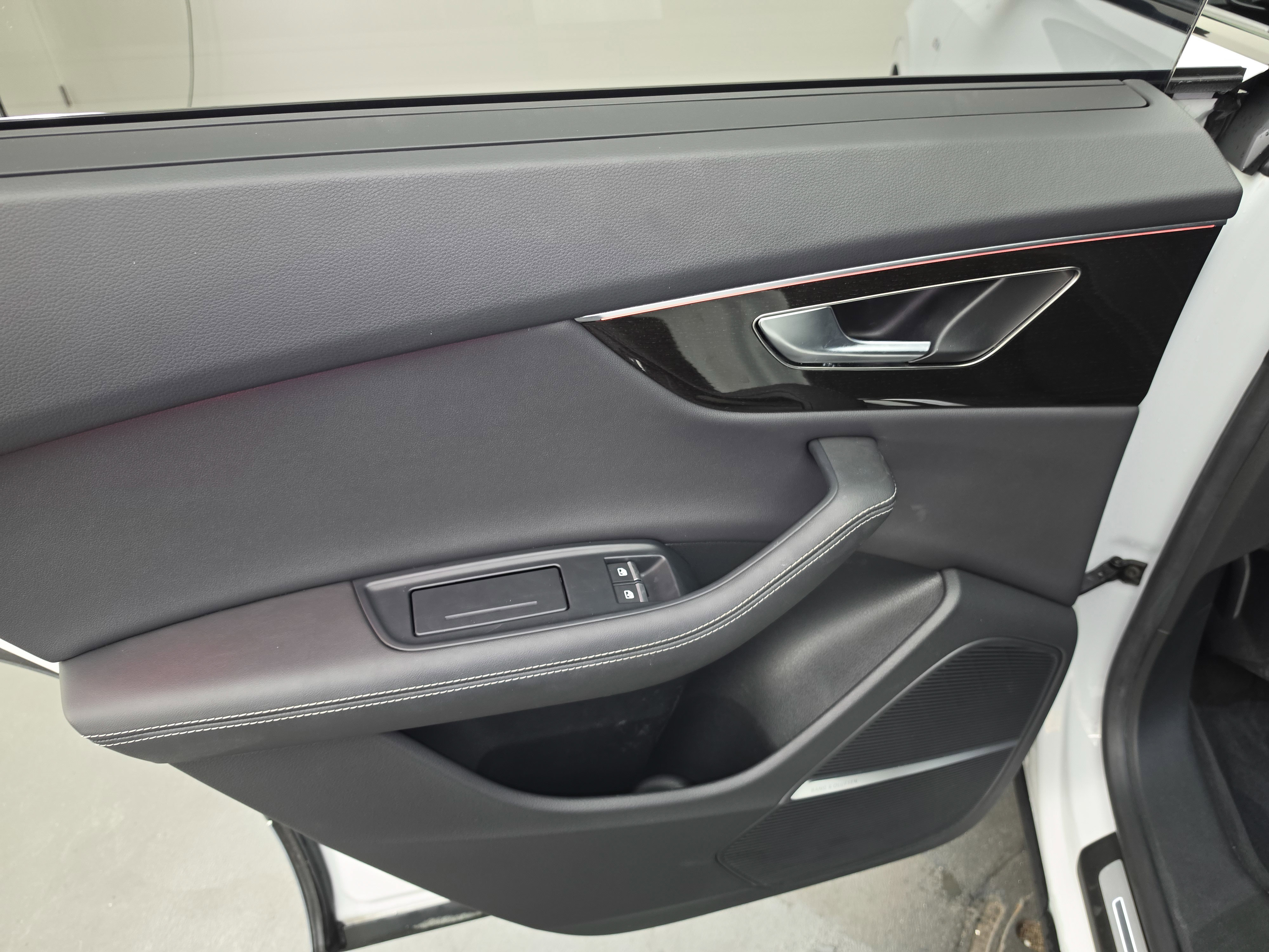 Used 2023 Audi Q8 Prestige AWD/4WD image 25