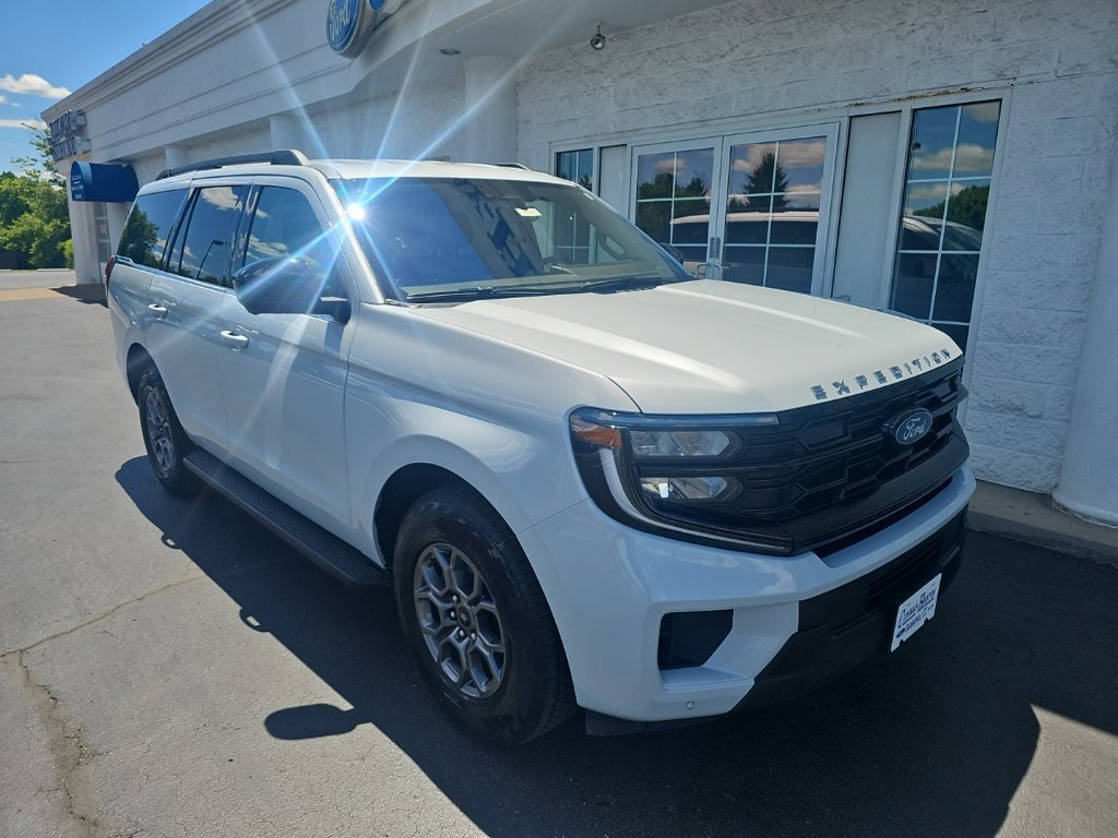 Used 2025 Ford Expedition Active AWD/4WD image 2