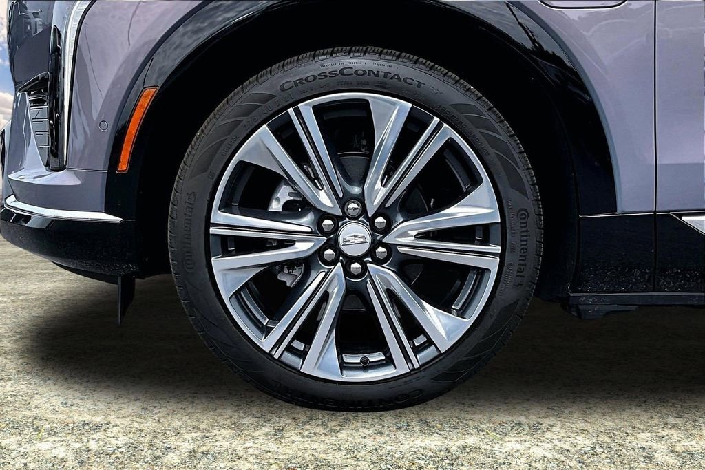 Certified 2025 Cadillac Optiq Luxury 2 w/ LPO, Floor Liner Package AWD/4WD image 34