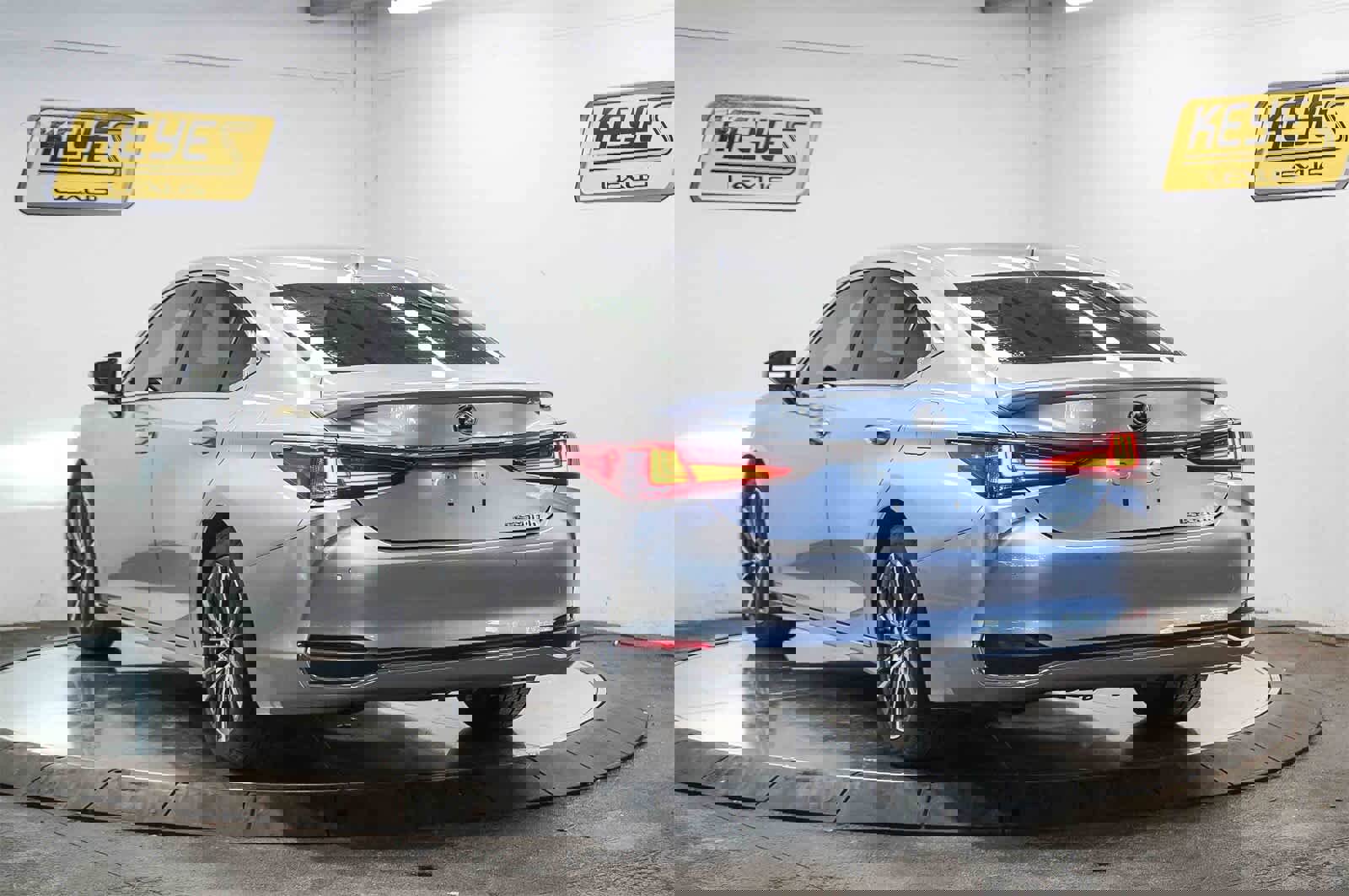 Used 2023 Lexus ES 300h w/ Premium Package image 2