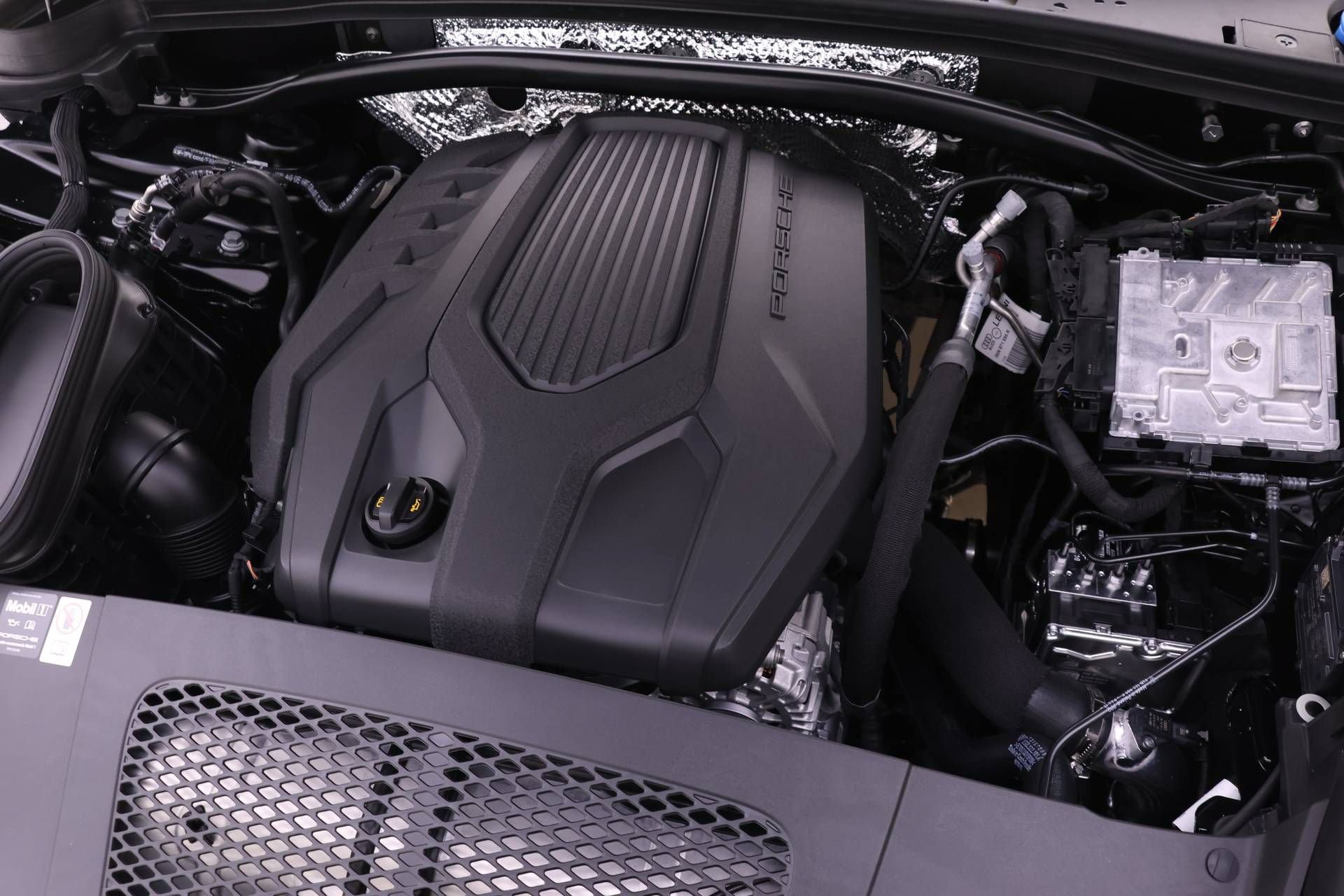Used 2025 Porsche Macan AWD/4WD image 22
