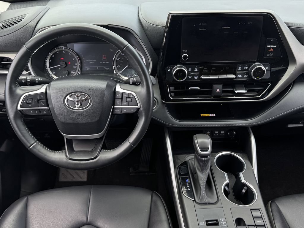 Used 2023 Toyota Highlander XLE image 12