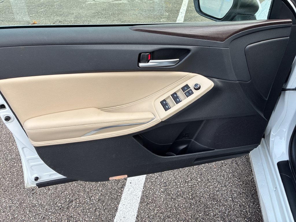 Used 2019 Toyota Avalon XLE w/ Moonroof Package FWD image 11