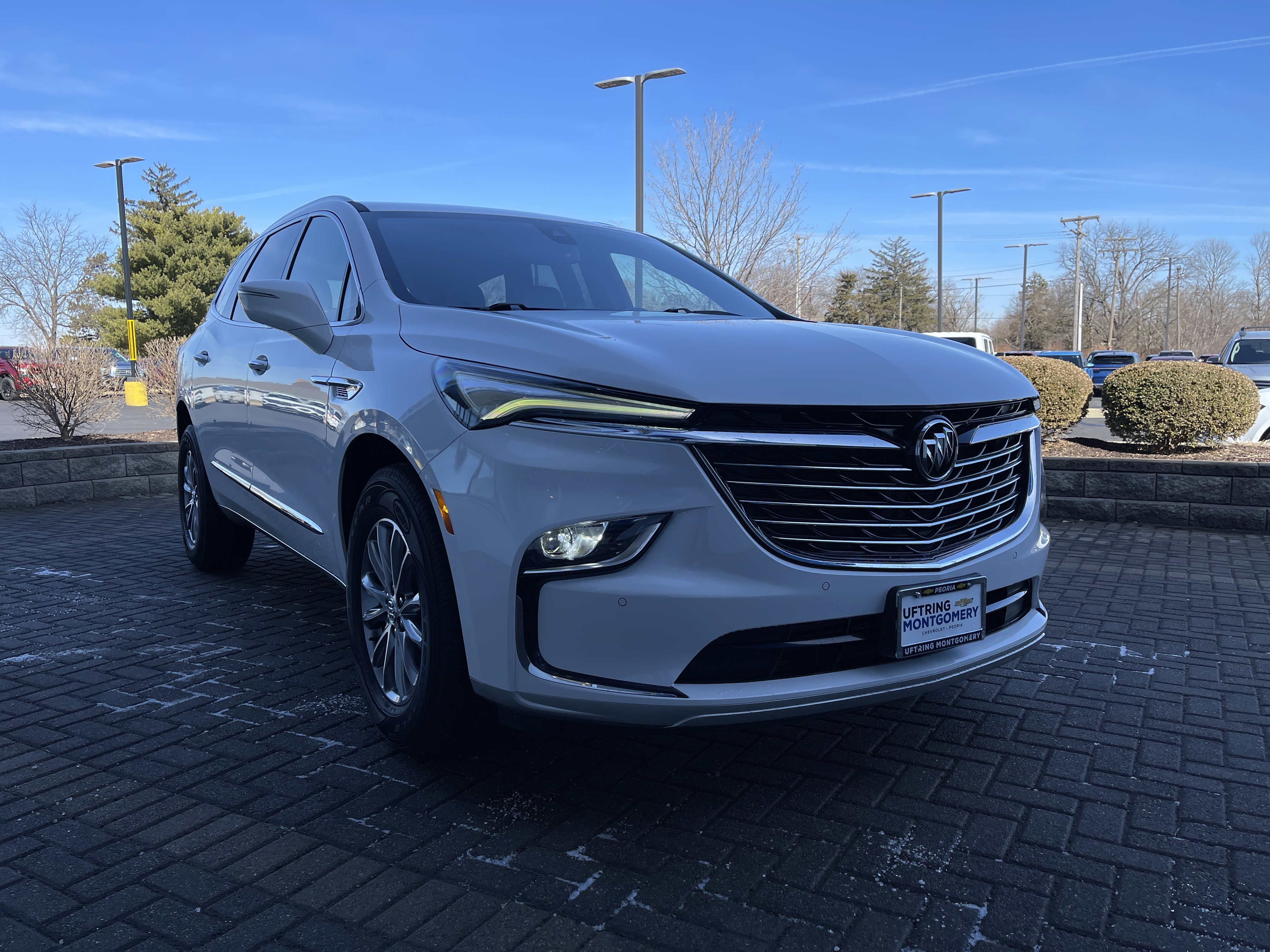 Used 2023 Buick Enclave Essence image 7