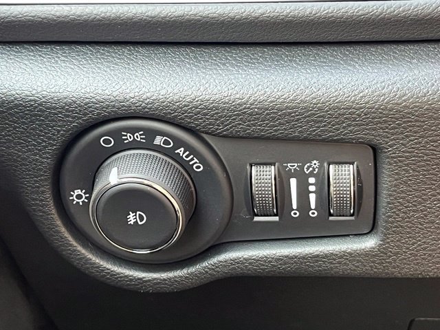 Used 2026 Chrysler Pacifica Select FWD image 36