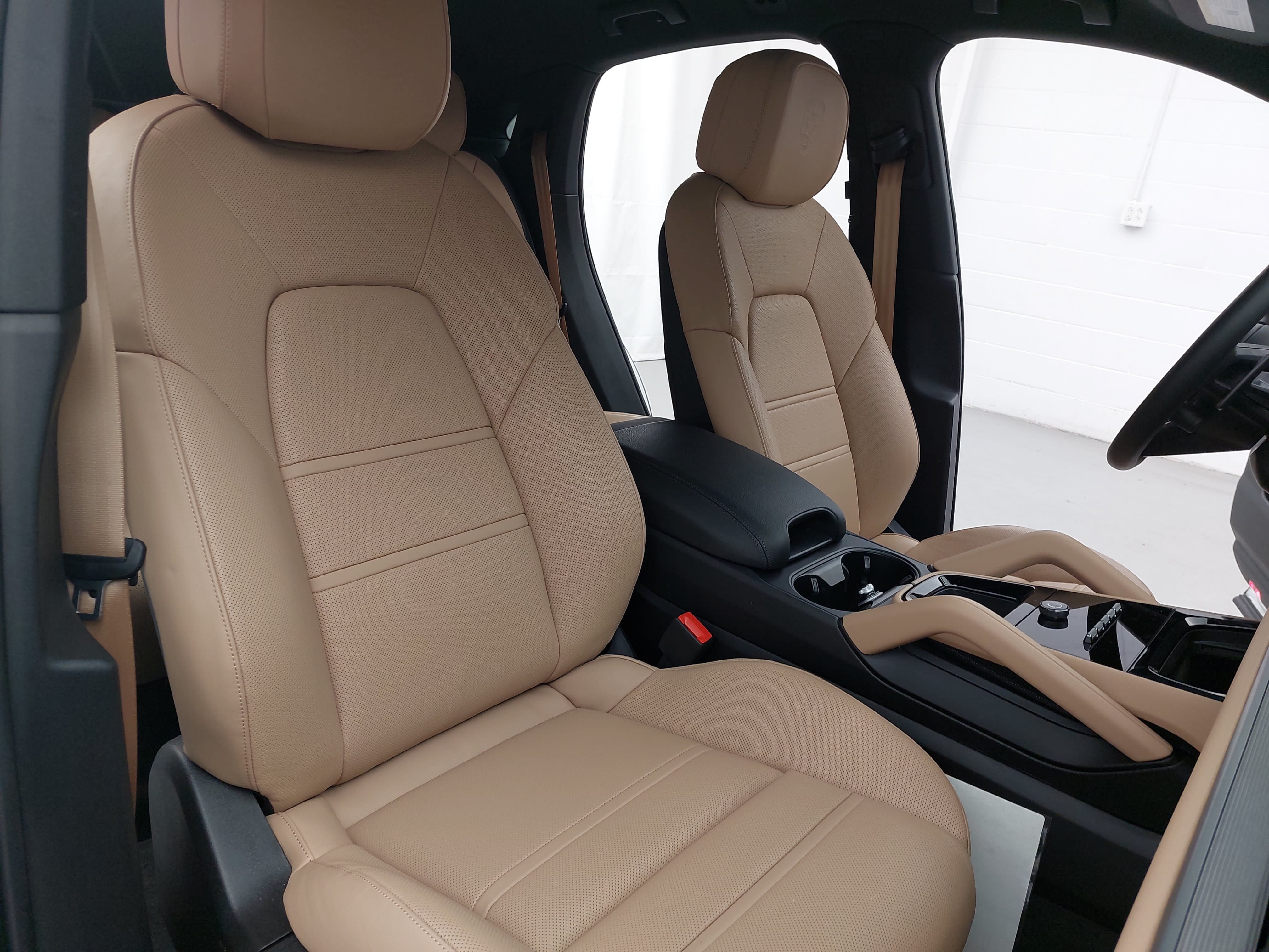 Certified 2026 Porsche Cayenne E-Hybrid Coupe AWD/4WD image 12