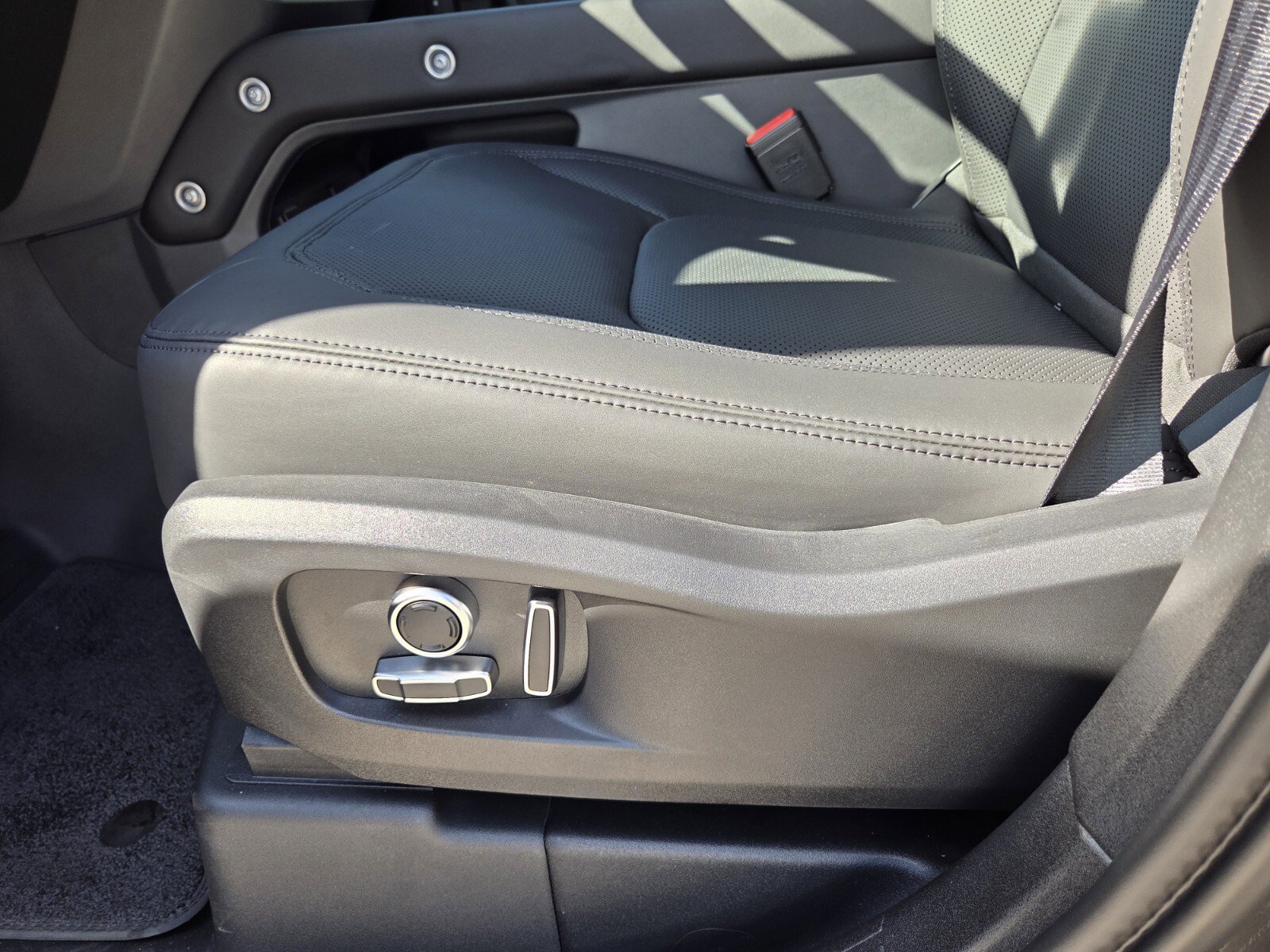 New 2026 Land Rover Defender 130 X-Dynamic SE image 16