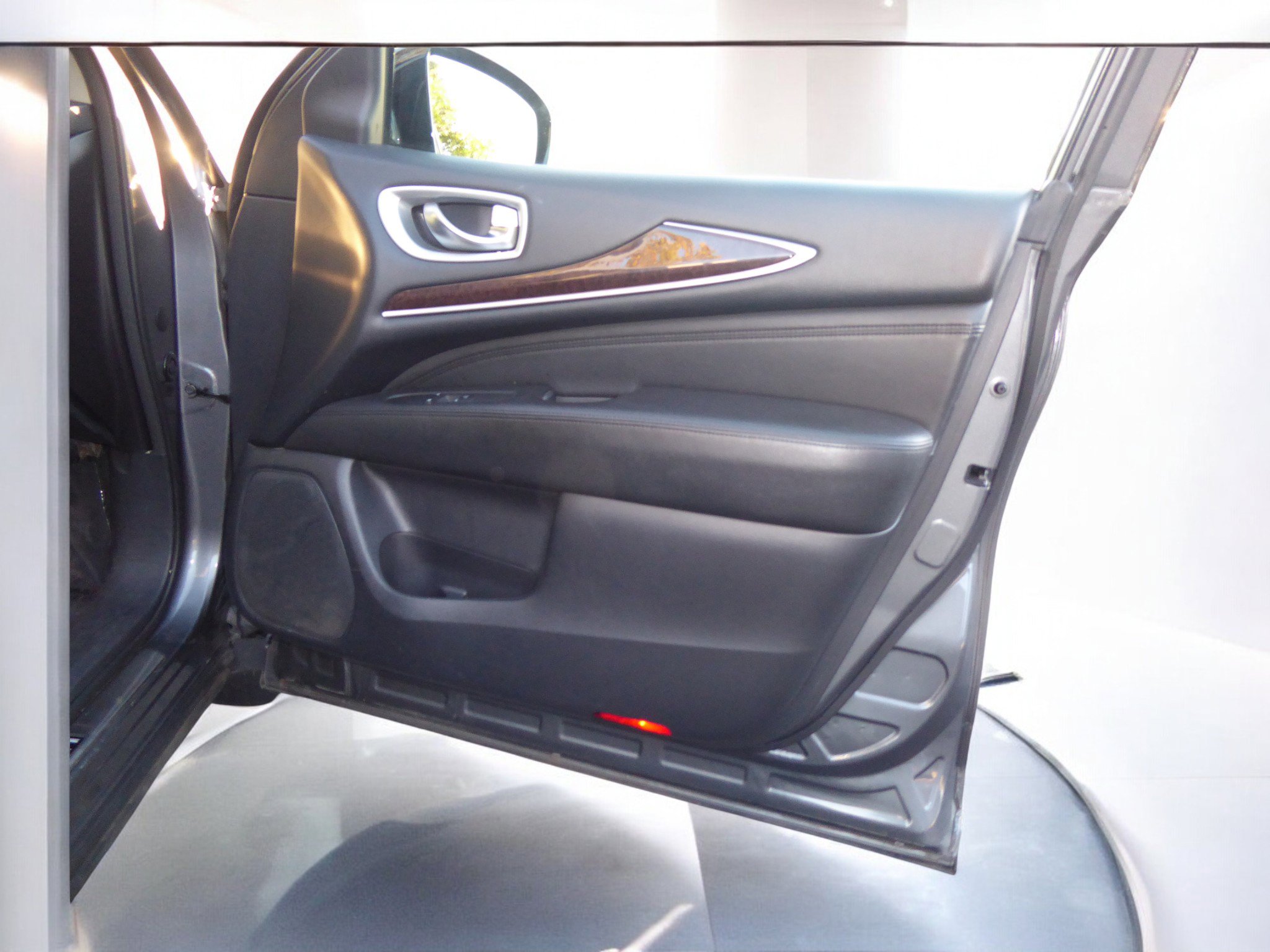 Used 2015 INFINITI QX60 AWD w/ Deluxe Touring Package image 17